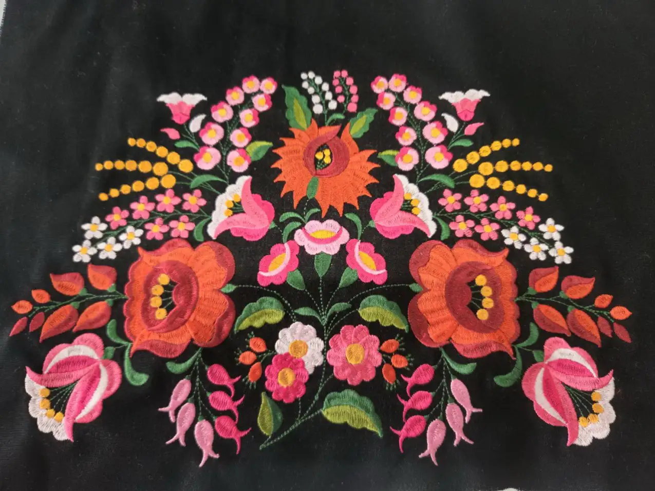 ปักดอกฮังการี่ ปักครอสติช รับปักครอบติช รับปักลายครอสติชบนผ้า  