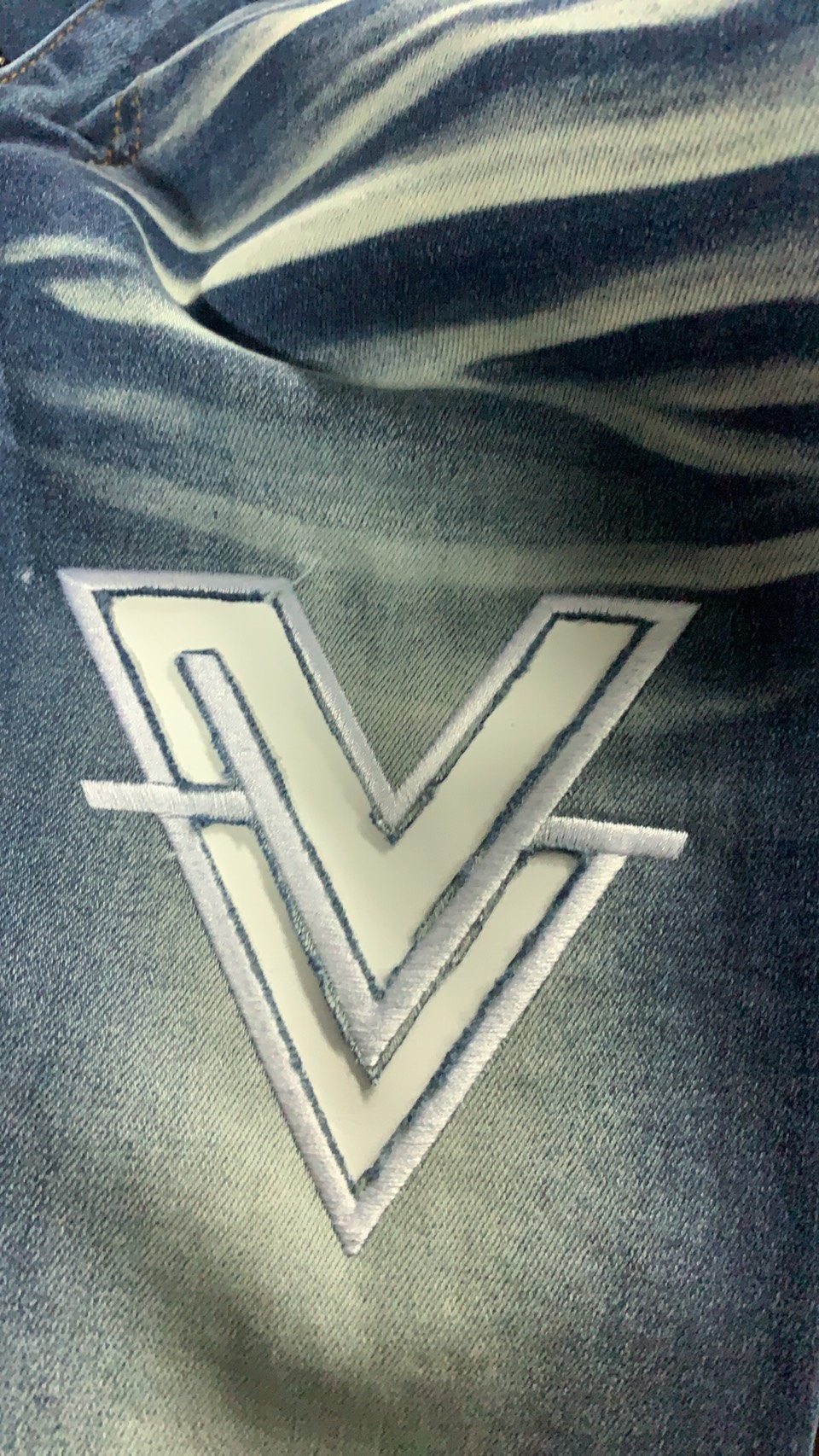 งานปักยีนส์ ปักเสื้อยีนส์ ปักกางเกงยีนส์ รับปักผ้ายีนส์ รับปักกระเป๋ายีนส์ รับปักด่วน