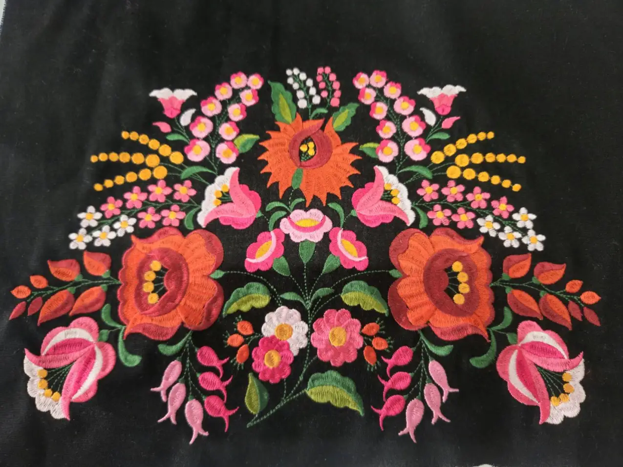 งานปักลายดอกไม้ฮังการี่ งานปักลายดอกไม้ครอสติช รับปักงานทุกชนิด