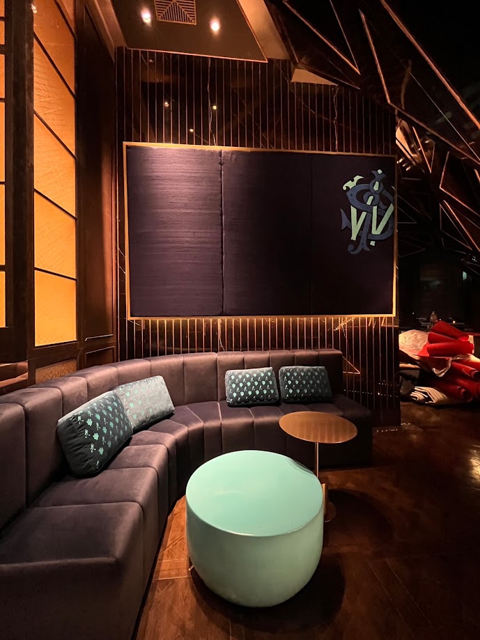 ปักผ้าบุผนัง รับปักผ้าบุผนัง ปักผ้าหุ้มเฟอร์นิเจอร์