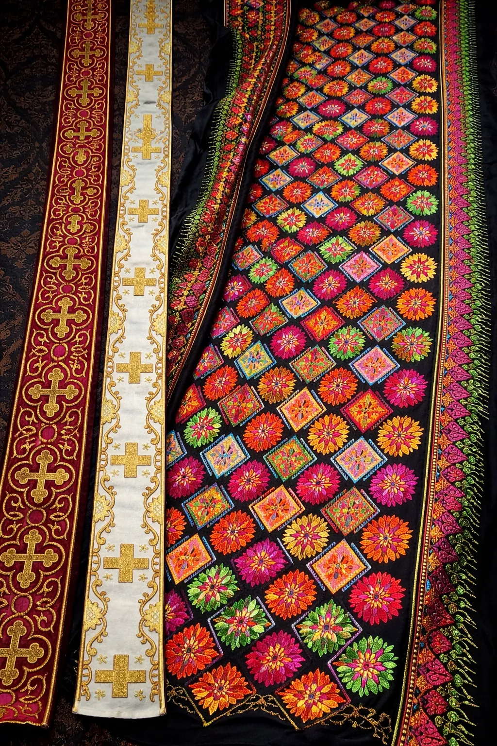 งานปักผ้าลายดอกไม้ ปักผ้าหลารับ งานปักผ้าลายต่อเนื้อง งานปักผ้าทั้งหม้วน