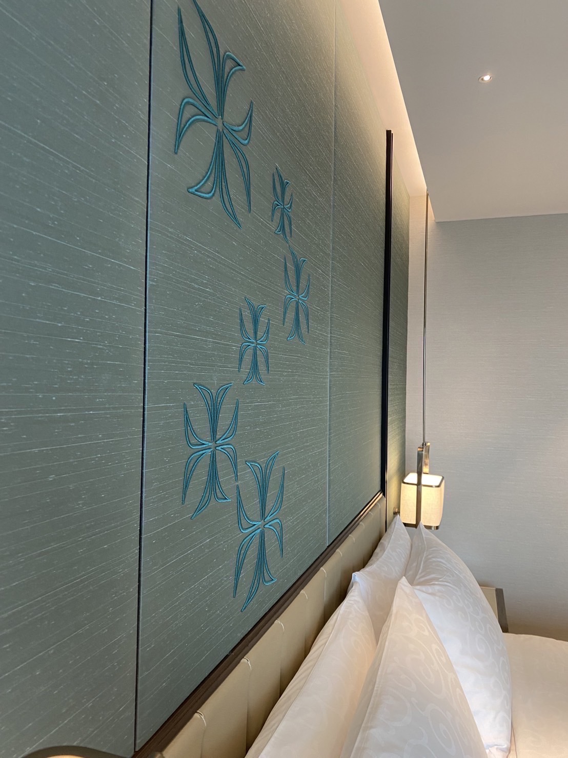 รับปักหนังหุ้มหัวเตียง ปักผ้าบุผนัง ปักผ้าหุ้มฟอร์นิเจอร์ ปักผ้าคลุมเตียง