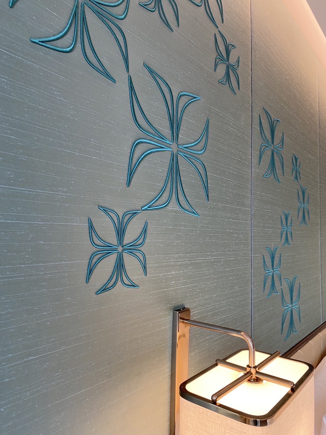 รับปักหนังหุ้มหัวเตียง ปักผ้าบุผนัง ปักผ้าหุ้มฟอร์นิเจอร์ ปักผ้าคลุมเตียง