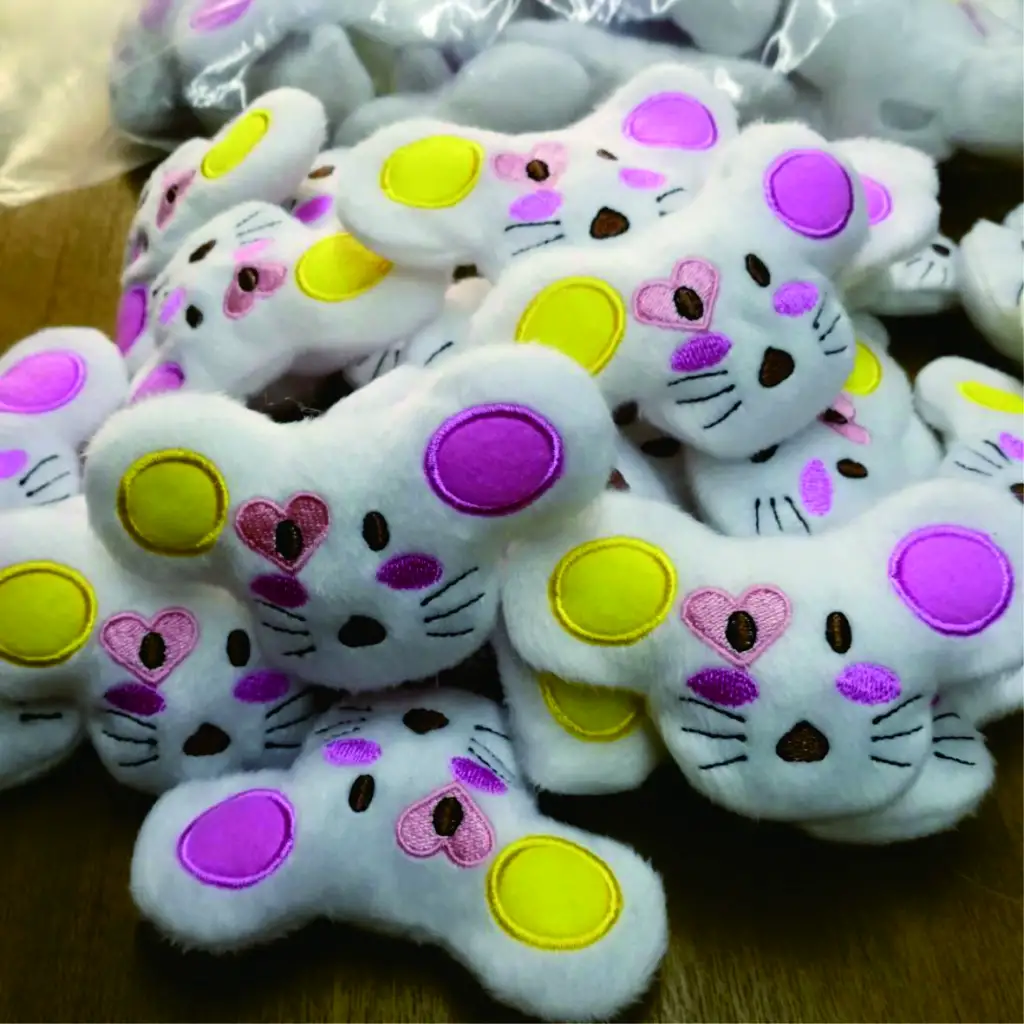 งานปักตุ๊กตา ปักหน้าตุ๊กตา ปักชุดตุ๊กตา ปักตุ๊กตาหน้าเป๋า