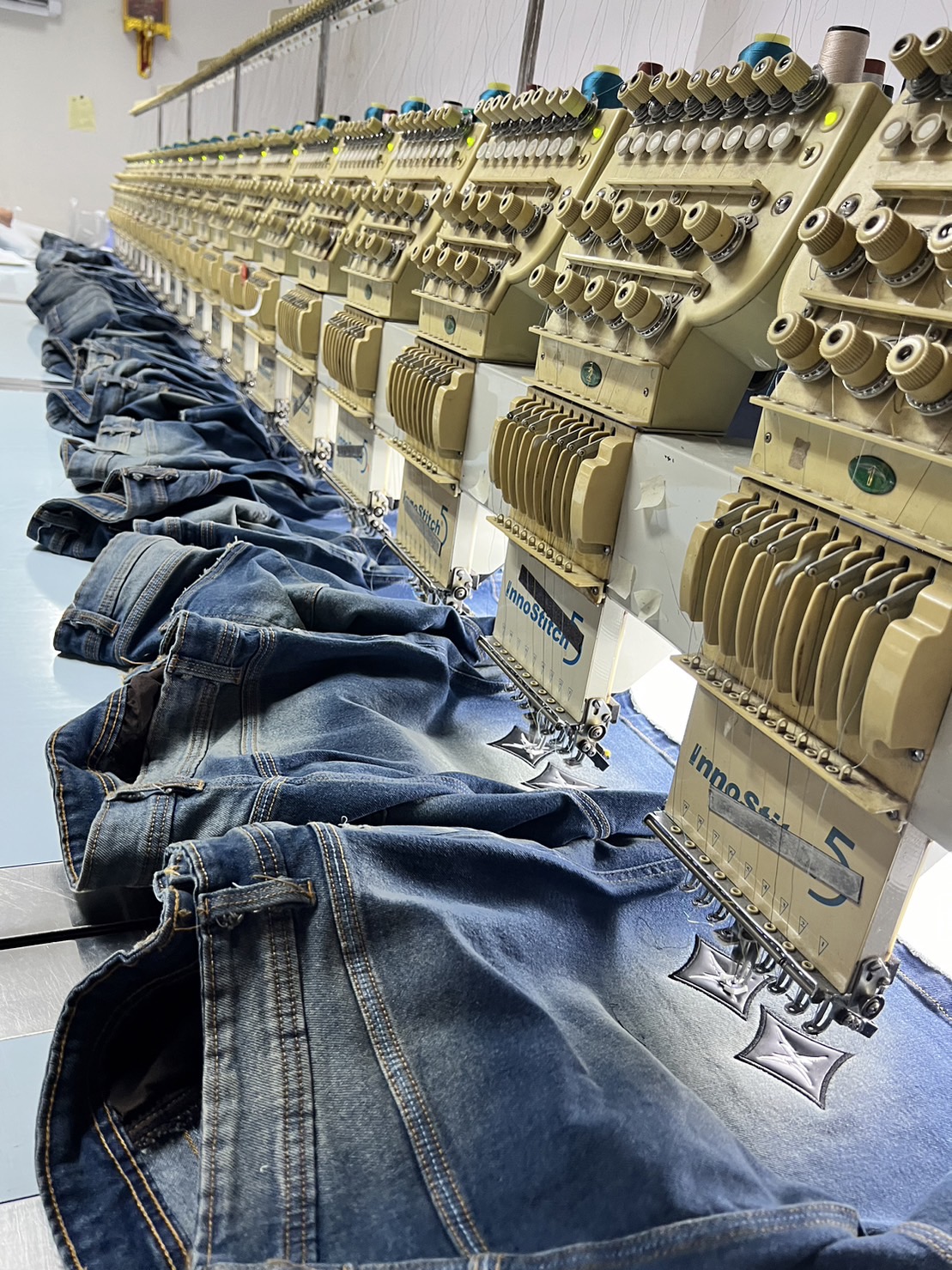 งานปักยีนส์ รับปักเสื้อยีนส์