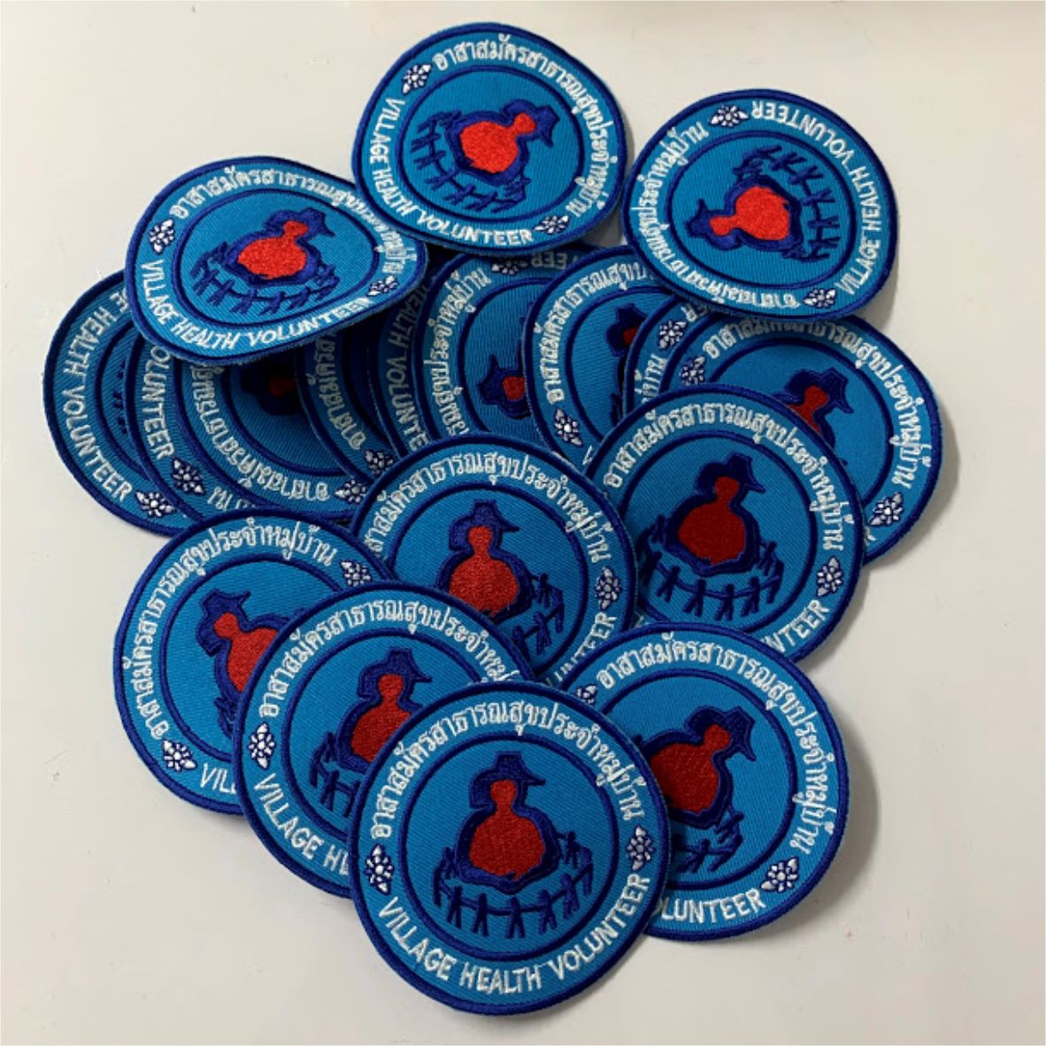 อาร์มปักโลโก้/สัญลักษณ์: เป็นการปักลายตามแบบที่ลูกค้าต้องการลงบนชิ้นผ้า แล้วจึงนำมาตัดขอบเพื่อทำเป็นชิ้นอาร์ม