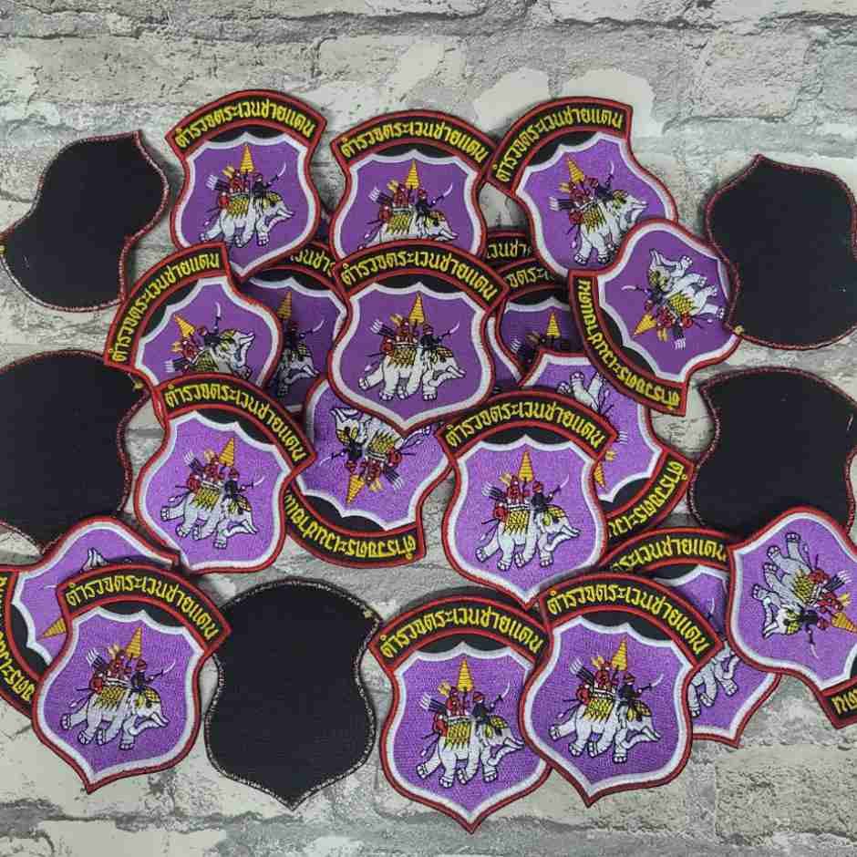 อาร์มปักโลโก้/สัญลักษณ์: เป็นการปักลายตามแบบที่ลูกค้าต้องการลงบนชิ้นผ้า แล้วจึงนำมาตัดขอบเพื่อทำเป็นชิ้นอาร์ม