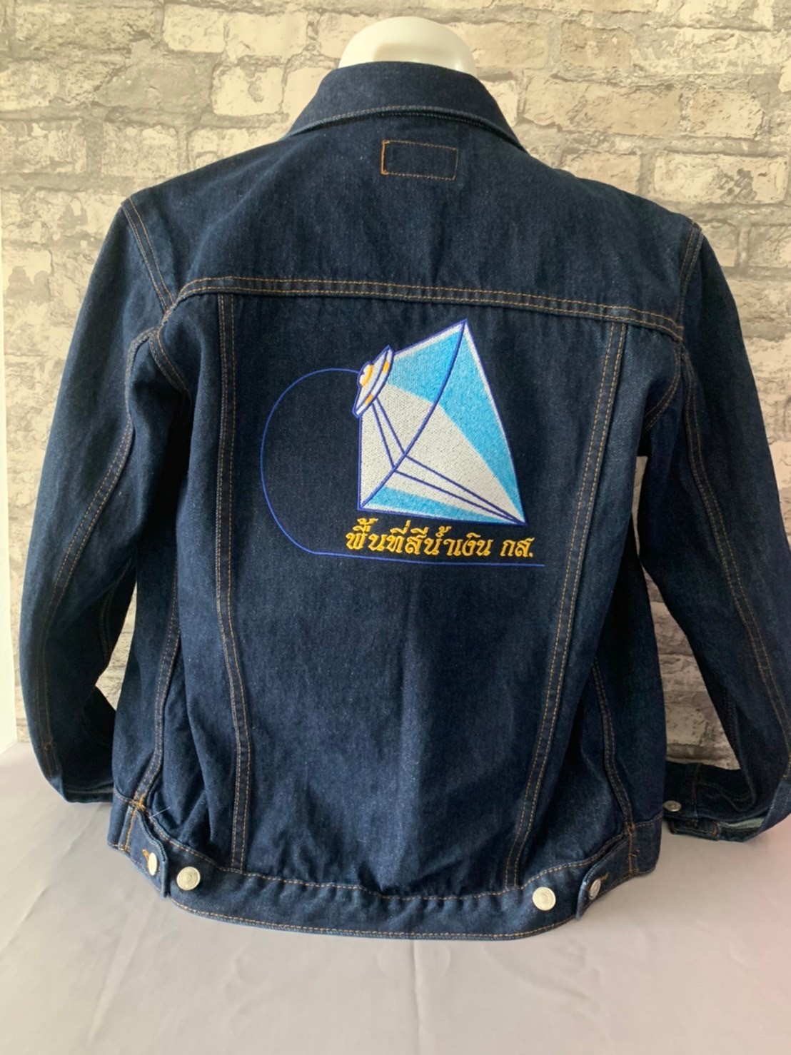 ปักเสื้อ ปักเสื้อยีนส์ รับปักเสื้อผ้า รับปักเสื้อ ด่วน