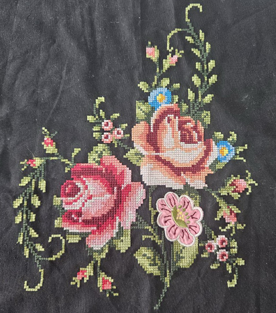 รับปักลายครอสติชบนผ้า  ปักดอกฮังการี่ ปักครอสติช รับปักครอบติช 