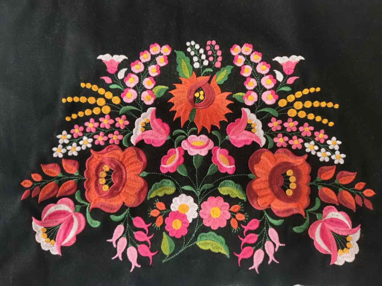 ปักเสื้อผ้าสไตล์วินเทจ รับปักเสื้อลายครอสติช ปักผ้าลายดอกฮังการี่