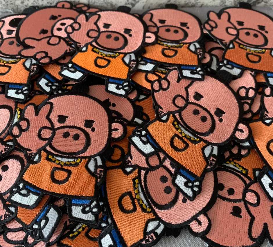 อาร์มปักโลโก้/สัญลักษณ์: เป็นการปักลายตามแบบที่ลูกค้าต้องการลงบนชิ้นผ้า แล้วจึงนำมาตัดขอบเพื่อทำเป็นชิ้นอาร์ม