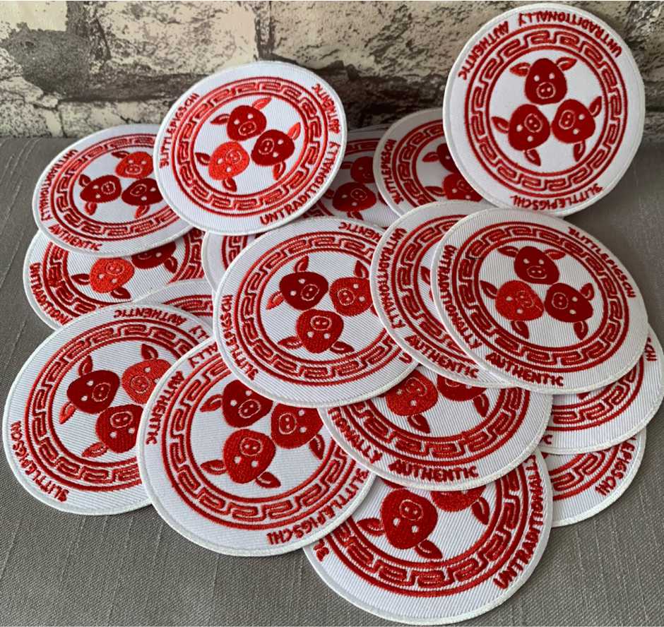 อาร์มปักโลโก้/สัญลักษณ์: เป็นการปักลายตามแบบที่ลูกค้าต้องการลงบนชิ้นผ้า แล้วจึงนำมาตัดขอบเพื่อทำเป็นชิ้นอาร์ม