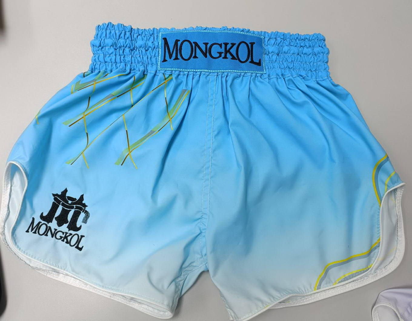 ปักเกงเกงนักมวย ปักนวมมวย ปักเสื้อคลุมนักมวย รับปักผ้า