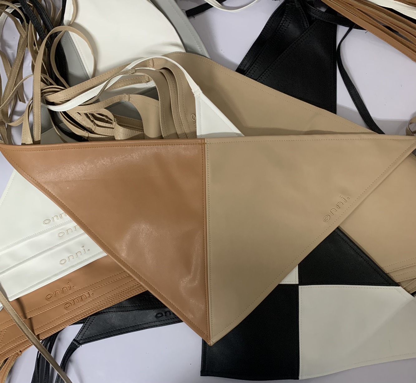 งานปักหนัง ปักหนังแท้ ปักหนับพียู ปักหนังแกะ ปักหนังวัว ปักหนังปั้ม ปักอักษรบนหนัง